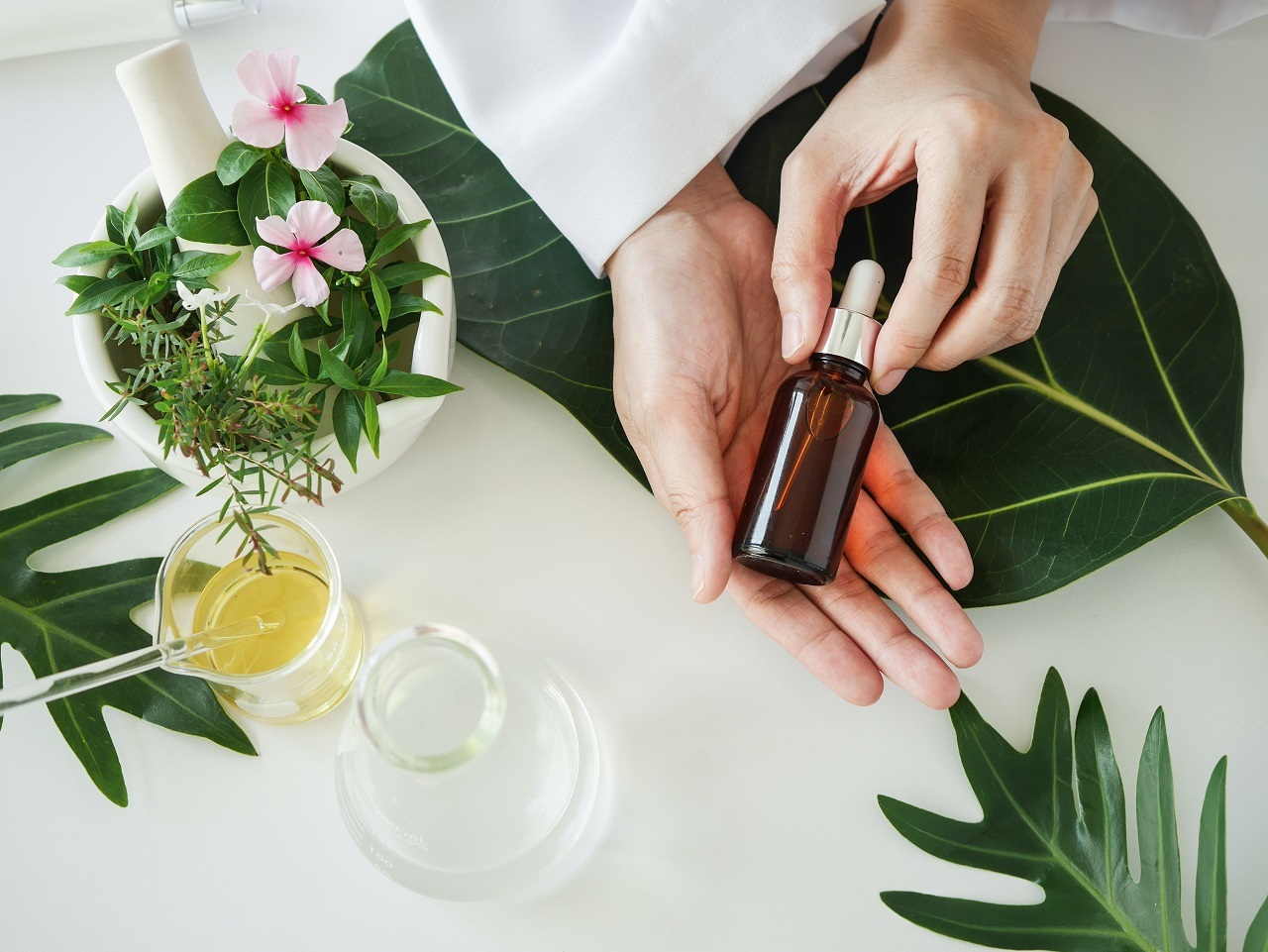 kosmetyk naturalny w butelce z ciemnego szkła